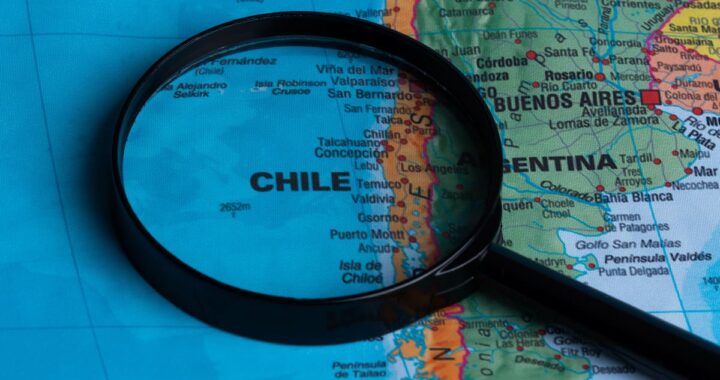 Equipo técnico revisa servidores del modelo Latam-GPT con datos de 8 países latinoamericanos para evitar sesgos culturales