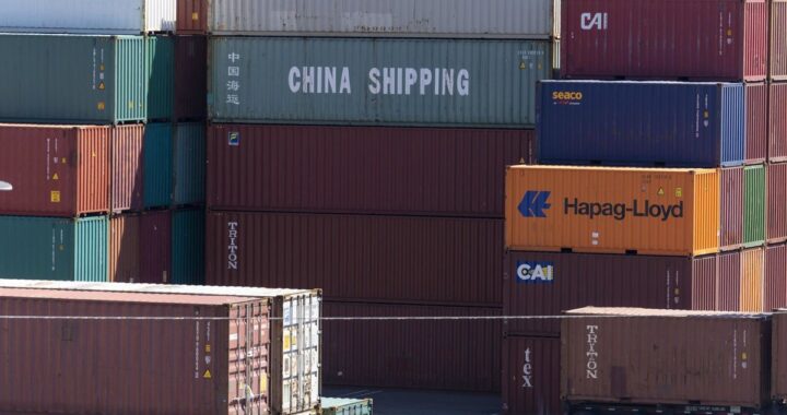 Bandera de China sobre gráficos de exportaciones con símbolo de dólar roto por aranceles del 15%