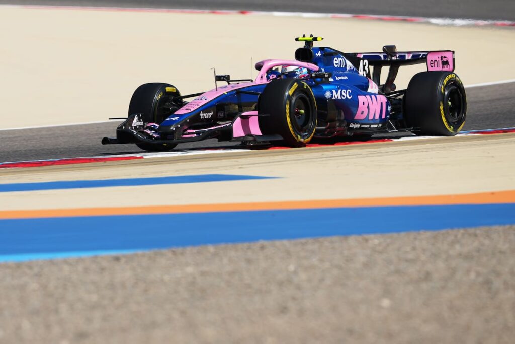 Franco Colapinto analiza datos técnicos del Alpine A526 en boxes durante tests de Bahréin 2024