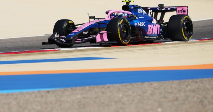 Franco Colapinto analiza datos técnicos del Alpine A526 en boxes durante tests de Bahréin 2024