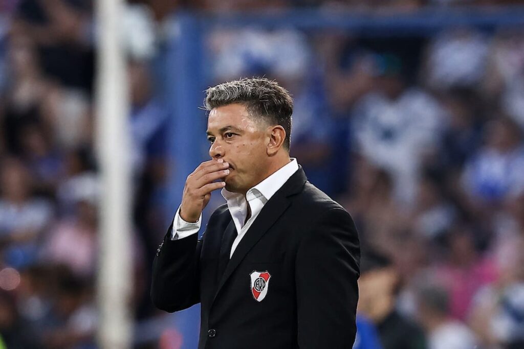 Marcelo Gallardo con mirada seria en su último partido como DT de River, tras 10 derrotas en 15 encuentros