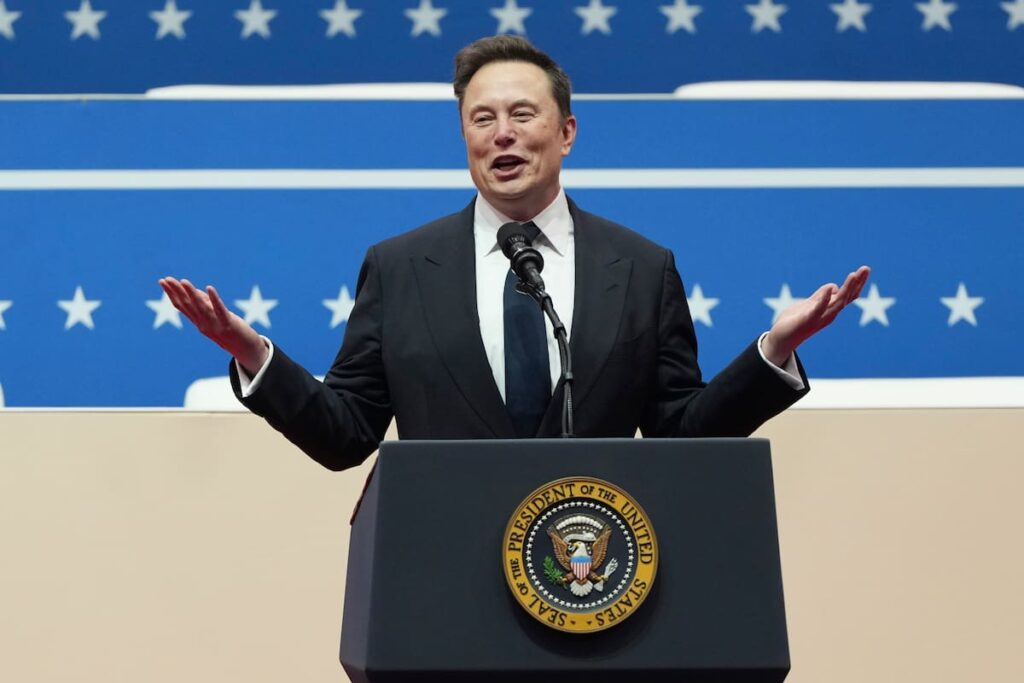 Elon Musk en una sala futurista con logos de SpaceX y xAI fusionados, simbolizando el imperio tecnológico más valioso