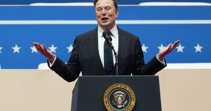 Elon Musk en una sala futurista con logos de SpaceX y xAI fusionados, simbolizando el imperio tecnológico más valioso