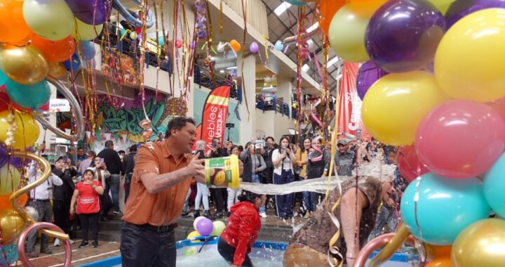 Olla gigante de cobre con mote pata durante el intento de récord Guinness en Cuenca 2026