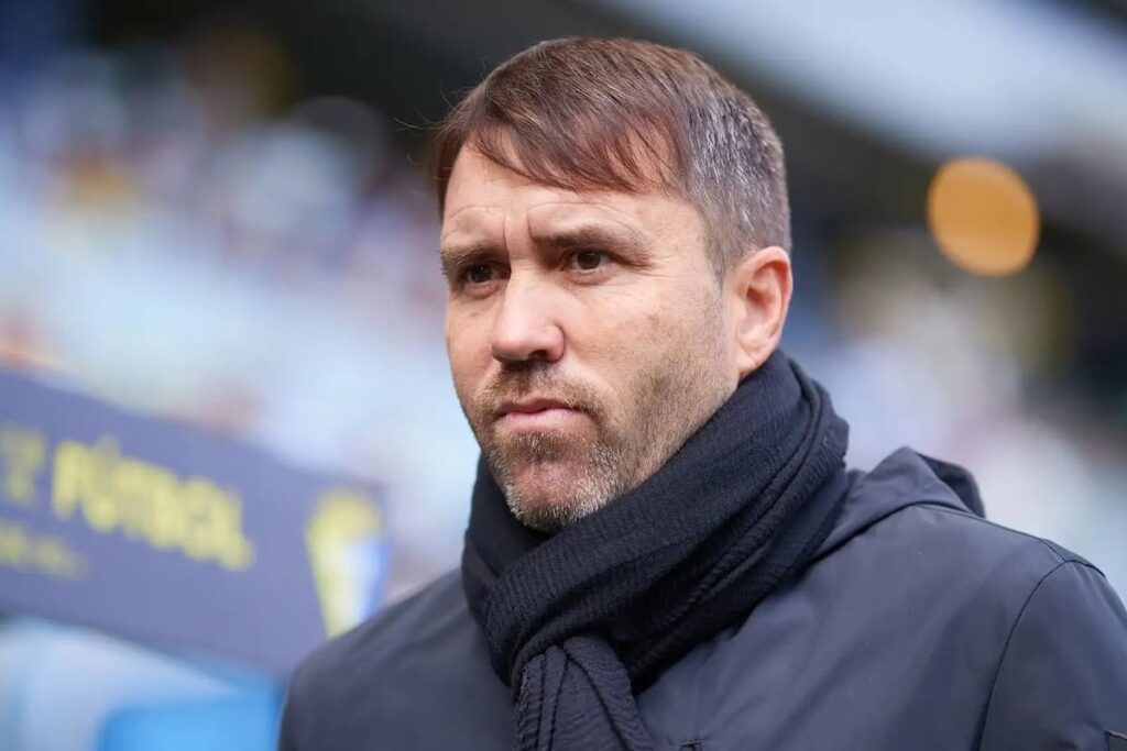 Eduardo Coudet con gesto serio en rueda de prensa, jurando por sus hijos que River no lo contactó