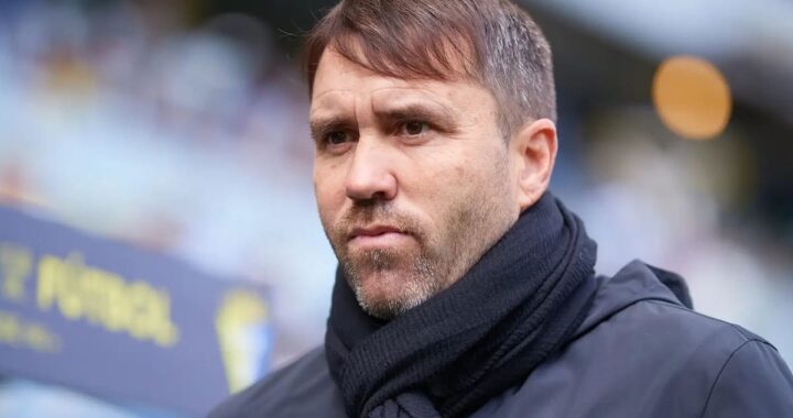 Eduardo Coudet con gesto serio en rueda de prensa, jurando por sus hijos que River no lo contactó