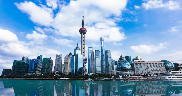 Skyline futurista con drones y robots en una ciudad de 'ciudades futuro 2050' iluminada por luces de neón y paneles solares