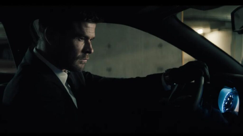Chris Hemsworth y Mark Ruffalo en un duelo de miradas intensas durante escena clave de 'Caminos del crimen', thriller psicológico con fotografía vintage