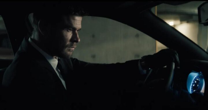 Chris Hemsworth y Mark Ruffalo en un duelo de miradas intensas durante escena clave de 'Caminos del crimen', thriller psicológico con fotografía vintage