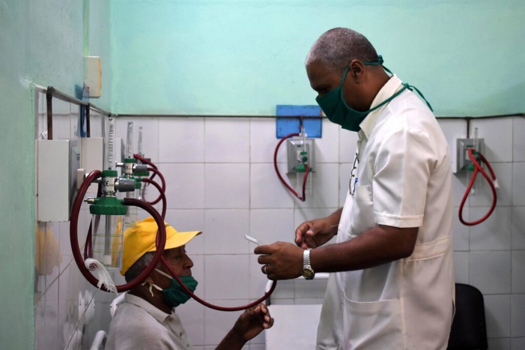 Médico revisa equipo médico apagado en hospital cubano afectado por falta de combustible
