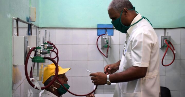 Médico revisa equipo médico apagado en hospital cubano afectado por falta de combustible