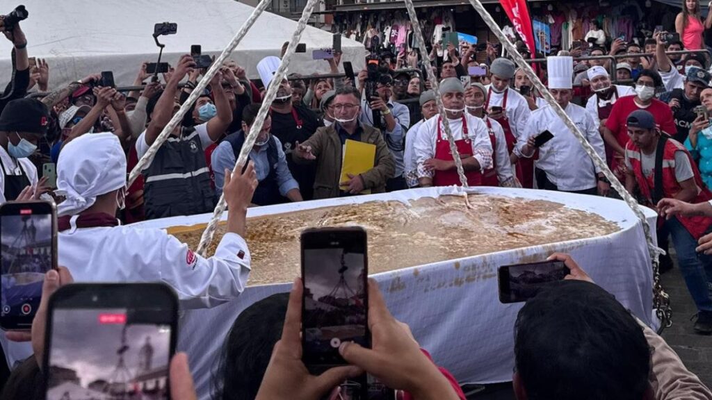Multitud degustando el mote pata gigante que batió récord Guinness en Cuenca con 9500 platos servidos