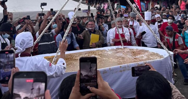 Multitud degustando el mote pata gigante que batió récord Guinness en Cuenca con 9500 platos servidos