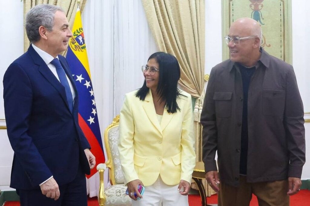 José Luis Rodríguez Zapatero y Delcy Rodríguez en Miraflores discutiendo el 'renacer' de Venezuela con documentos oficiales sobre la mesa