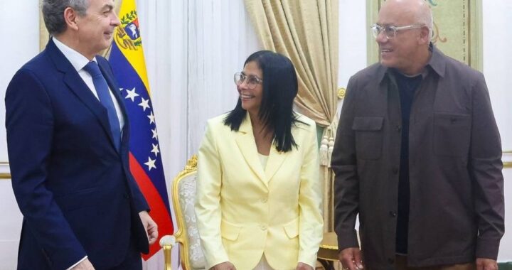 José Luis Rodríguez Zapatero y Delcy Rodríguez en Miraflores discutiendo el 'renacer' de Venezuela con documentos oficiales sobre la mesa
