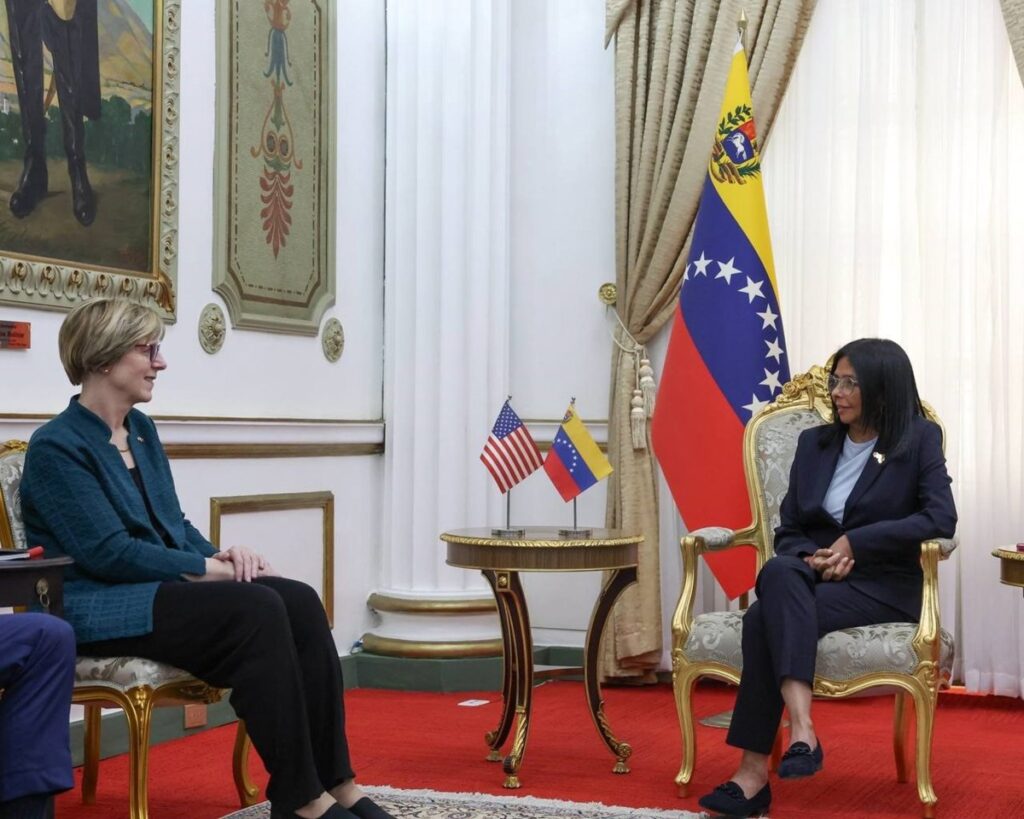 Reunión en Palacio de Miraflores entre Laura Dogu (EE.UU.) y Delcy Rodríguez (Venezuela) con banderas de ambos países