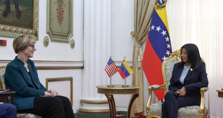 Reunión en Palacio de Miraflores entre Laura Dogu (EE.UU.) y Delcy Rodríguez (Venezuela) con banderas de ambos países
