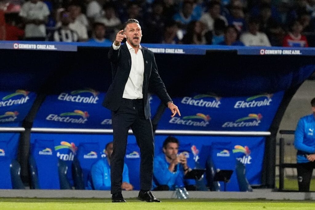 Martín Demichelis en rueda de prensa como nuevo técnico del Mallorca con expresión decidida y fondo del estadio Son Moix