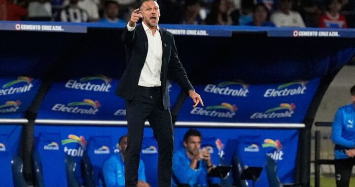 Martín Demichelis en rueda de prensa como nuevo técnico del Mallorca con expresión decidida y fondo del estadio Son Moix