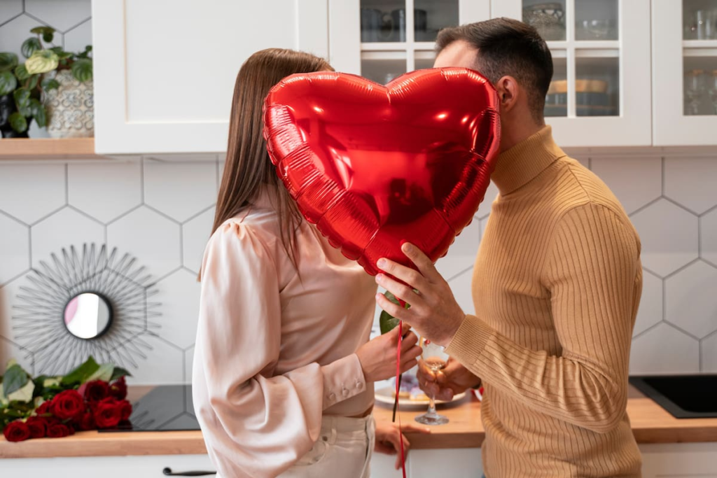 Pareja sonriente revisando en una tablet los 12 planes originales de San Valentín generados por IA para celebrar en 2025