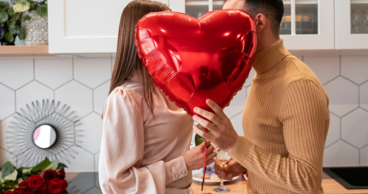 Pareja sonriente revisando en una tablet los 12 planes originales de San Valentín generados por IA para celebrar en 2025