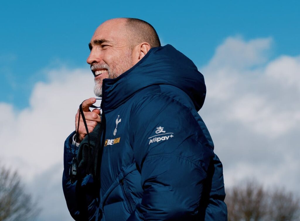 Igor Tudor analiza tácticas en el banquillo del Tottenham con Cuti Romero de fondo en actitud concentrada