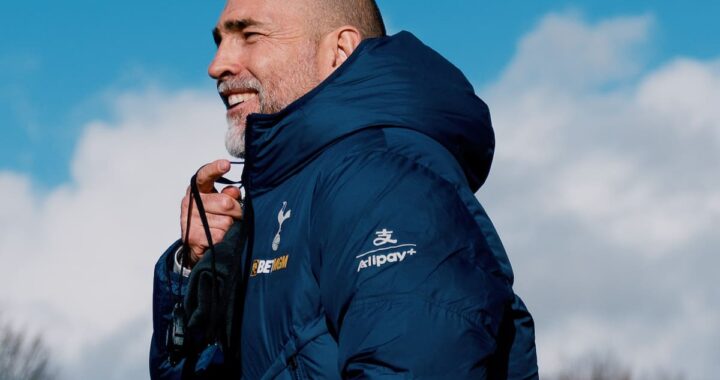 Igor Tudor analiza tácticas en el banquillo del Tottenham con Cuti Romero de fondo en actitud concentrada