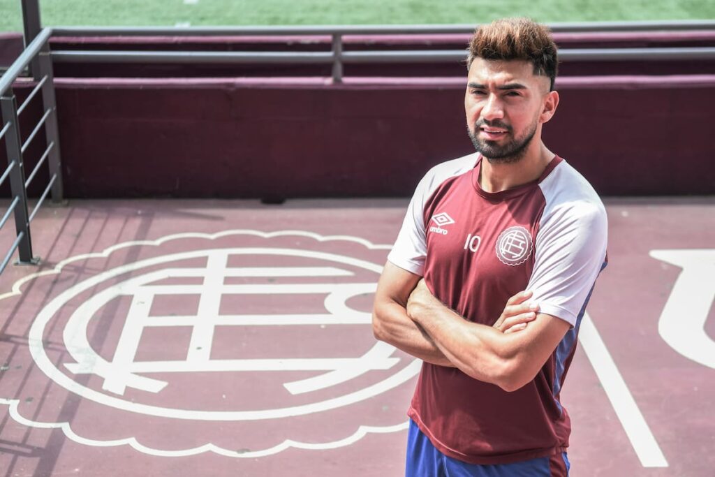 Marcelino Moreno con la camiseta 10 de Lanús celebrando un gol, símbolo de su renacer como ídolo y líder del equipo