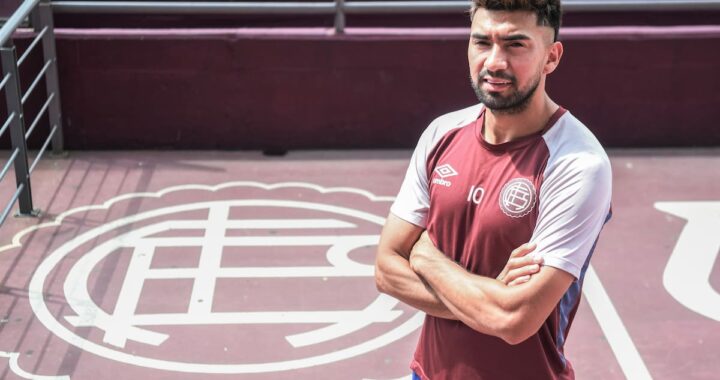 Marcelino Moreno con la camiseta 10 de Lanús celebrando un gol, símbolo de su renacer como ídolo y líder del equipo