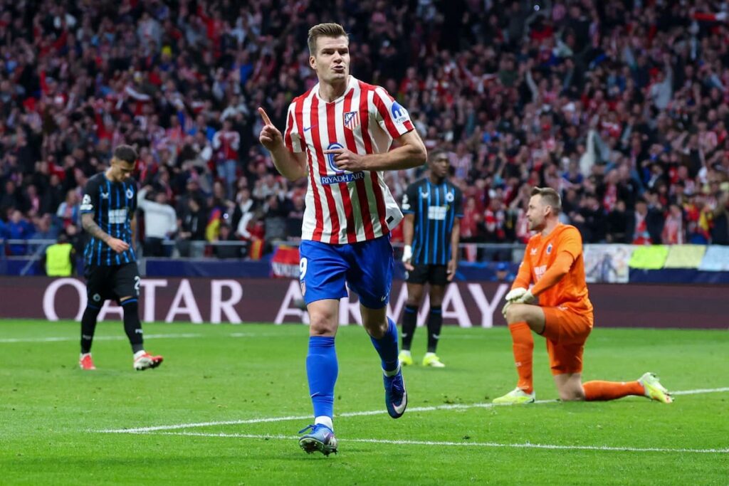 Alexander Sørloth celebra su triplete en el Metropolitano tras clasificar al Atlético a octavos de Champions