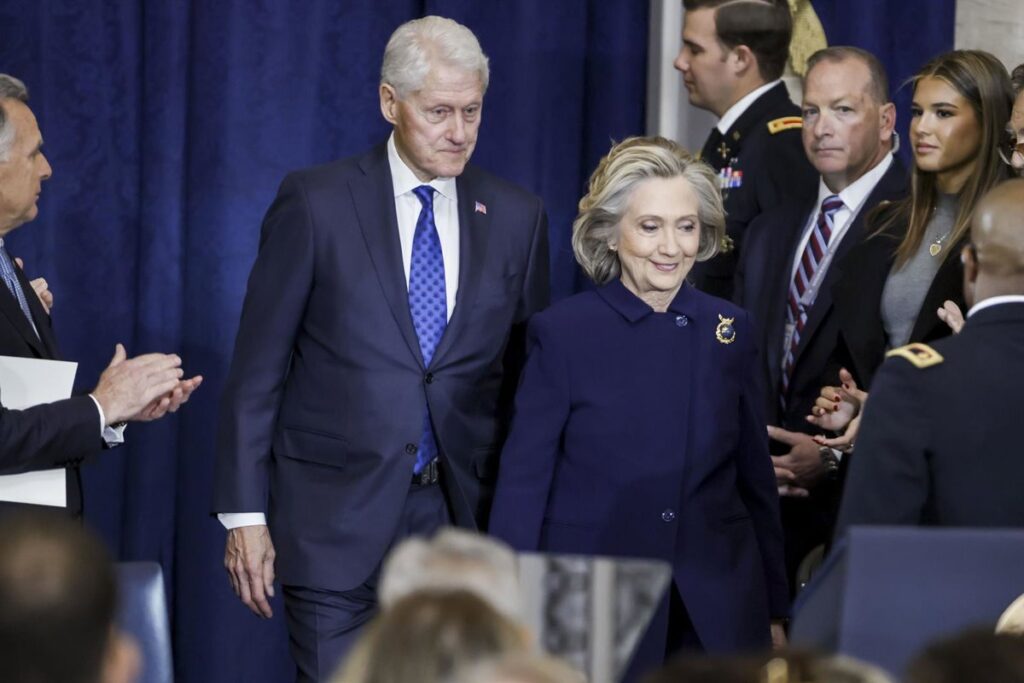 Hillary y Bill Clinton en imagen de archivo con fondo de sala de audiencias del Congreso, antes de declarar por caso Epstein