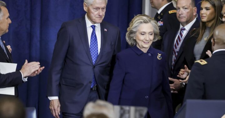 Hillary y Bill Clinton en imagen de archivo con fondo de sala de audiencias del Congreso, antes de declarar por caso Epstein