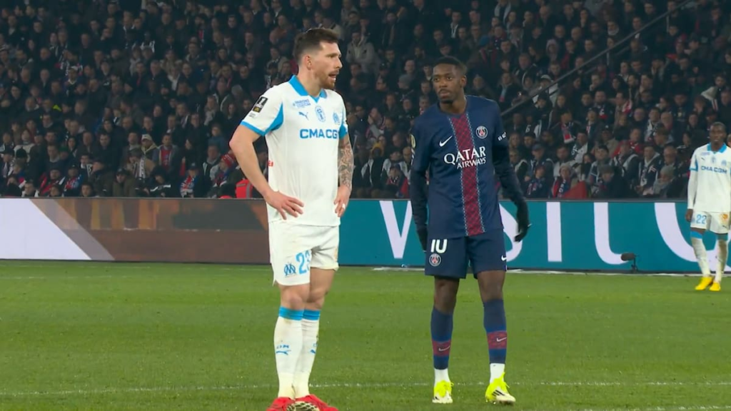 Dembélé celebra un gol mientras Balerdi, en el suelo, mira con frustración tras el 5-0 del PSG en el clásico de la Ligue 1