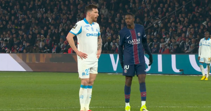 Dembélé celebra un gol mientras Balerdi, en el suelo, mira con frustración tras el 5-0 del PSG en el clásico de la Ligue 1