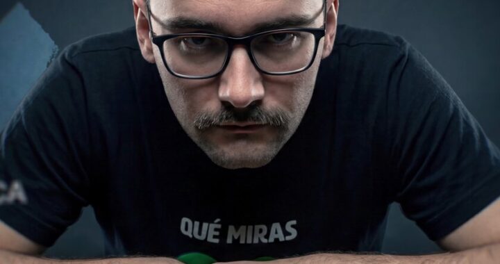 El Xokas y 8 críticos en el debate político producido por Ibai, con pantalla de YouTube mostrando 4,5M vistas en tiempo real