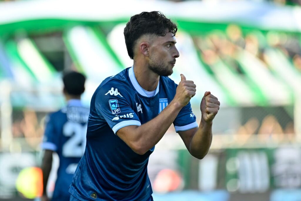 Zaguero central celebra su gol con el puño cerrado mientras negocia su pase a Brasil, con la camiseta número 2