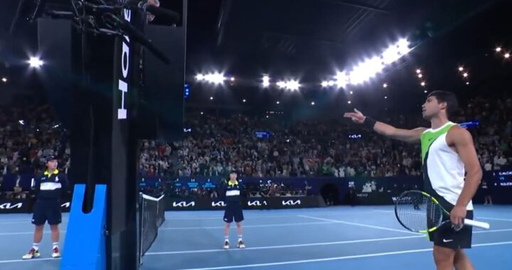 Carlos Alcaraz protesta al juez por el techo cerrado en la final del Australian Open 2026 contra Djokovic, con el serbio al fondo celebrando un punto