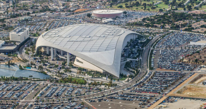 Fila de coches frente a estadio del Mundial 2026 con cartel de 'Parking: $300' destacando el coste récord