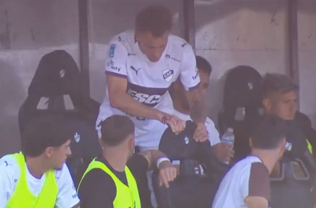 Árbitro revisa jugada polémica en pantalla del VAR durante partido de Platense con gol anulado a Zapiola
