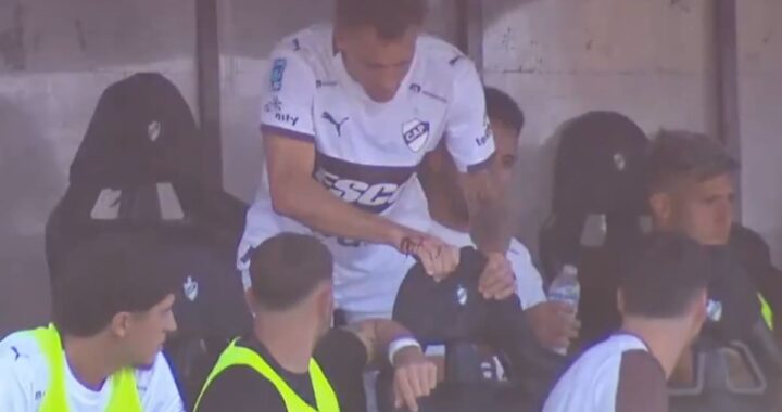 Árbitro revisa jugada polémica en pantalla del VAR durante partido de Platense con gol anulado a Zapiola