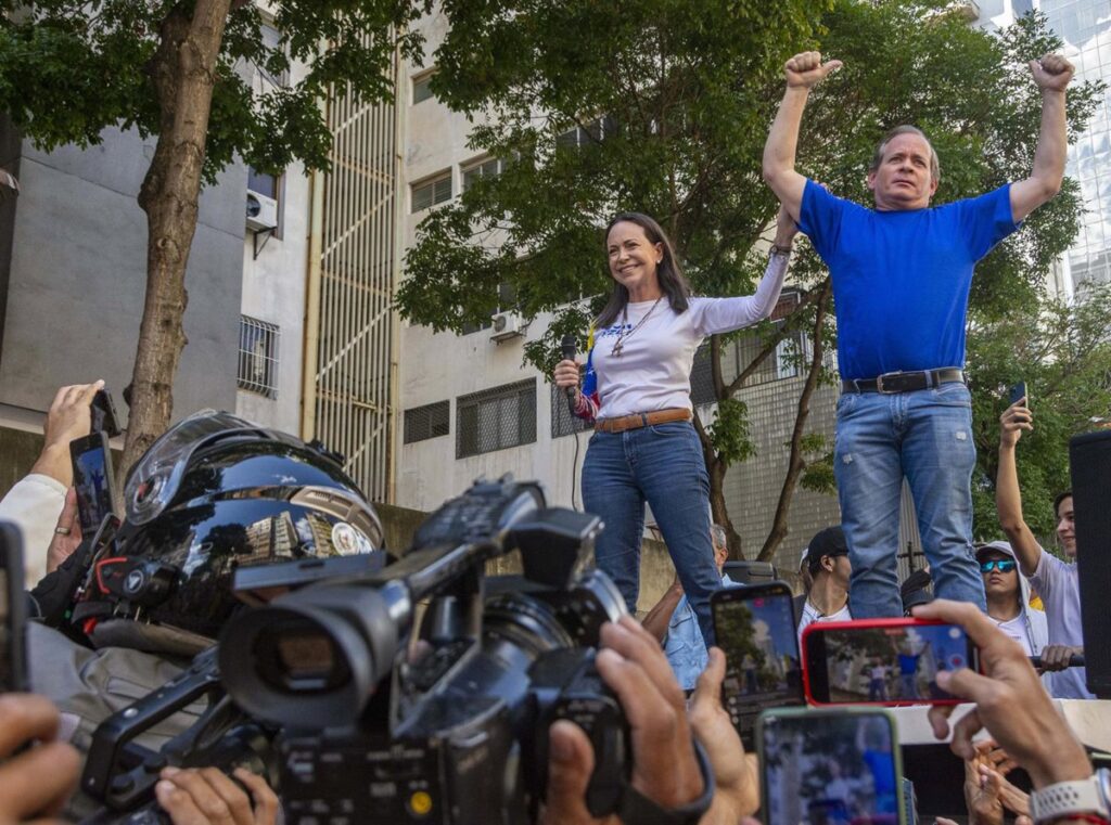 Hombres armados con fusiles interceptan vehículo en urbanización de Caracas durante secuestro exprés político
