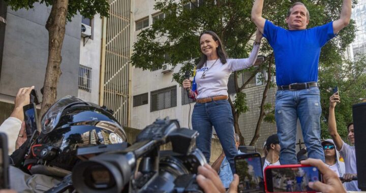 Hombres armados con fusiles interceptan vehículo en urbanización de Caracas durante secuestro exprés político