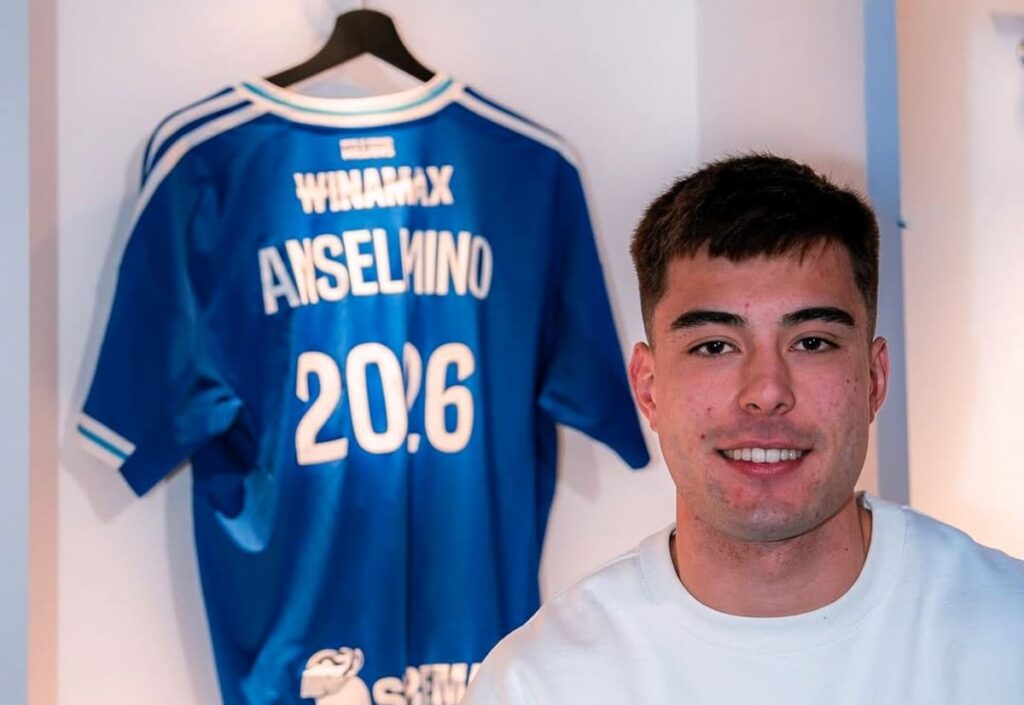 Aaron Anselmino con camiseta del Estrasburgo tras cesión relámpago desde el Chelsea, expresión de incertidumbre y puño cerrado en señal de energía
