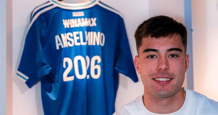Aaron Anselmino con camiseta del Estrasburgo tras cesión relámpago desde el Chelsea, expresión de incertidumbre y puño cerrado en señal de energía