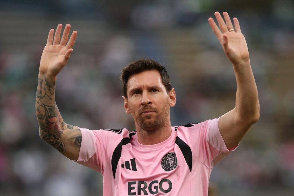Lionel Messi en entrenamiento con la camiseta de Argentina, analizando tácticas para el Mundial 2026 bajo sol intenso