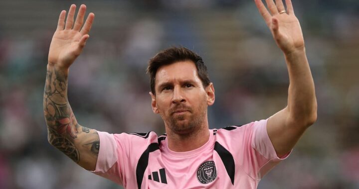 Lionel Messi en entrenamiento con la camiseta de Argentina, analizando tácticas para el Mundial 2026 bajo sol intenso