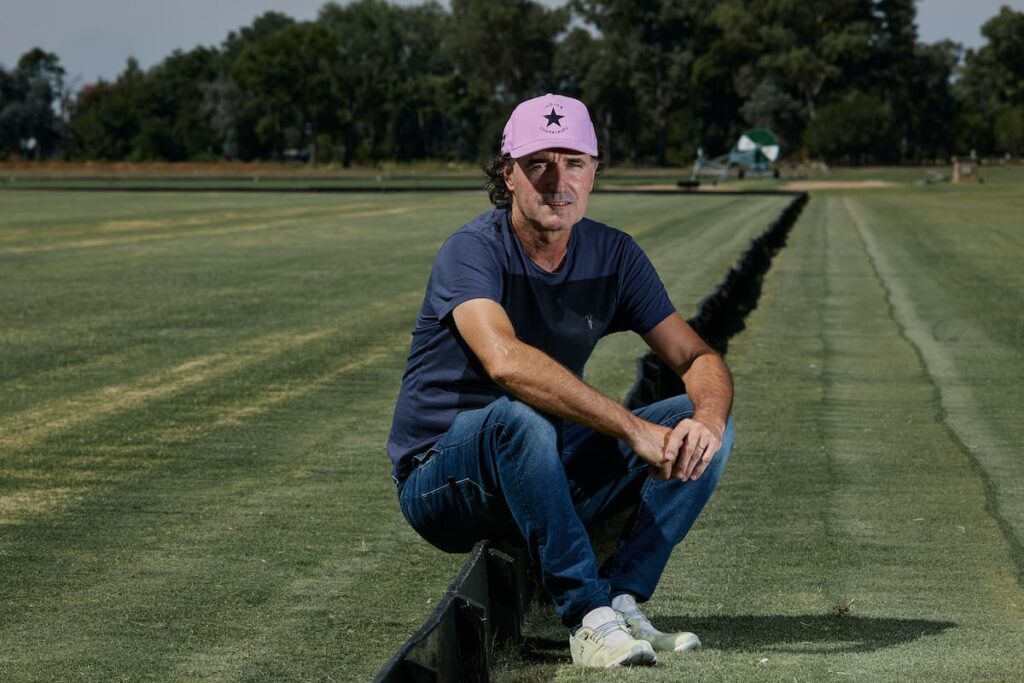 Pepe Heguy en acción durante un partido de polo, demostrando su estilo táctico único con 58 kg de peso