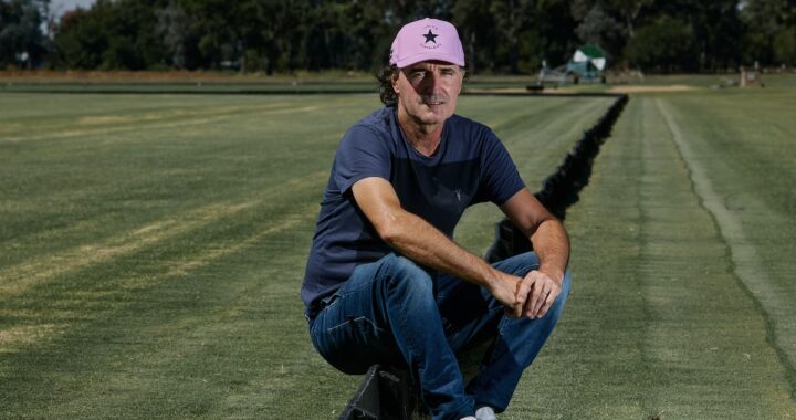 Pepe Heguy en acción durante un partido de polo, demostrando su estilo táctico único con 58 kg de peso