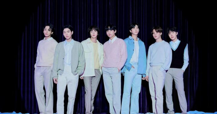 BTS en escenario masivo de Gwanghwamun con proyecciones de su concierto en Netflix y el logo de ARIRANG