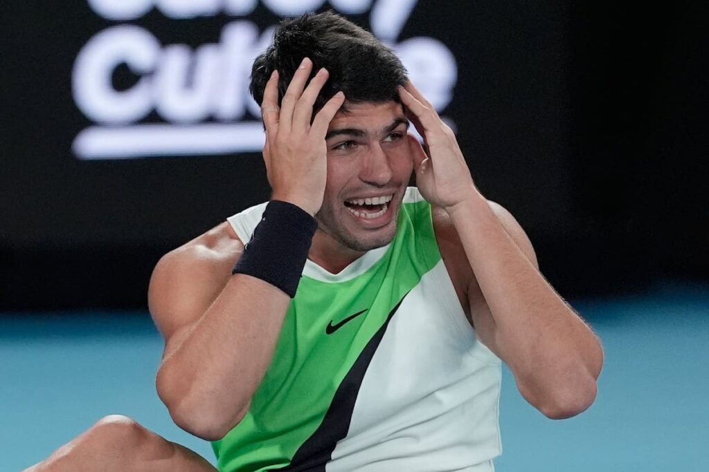 Carlos Alcaraz levanta el trofeo del Australian Open 2025 tras vencer a Djokovic en su feudo, rompiendo un récord de 86 años con solo 22
